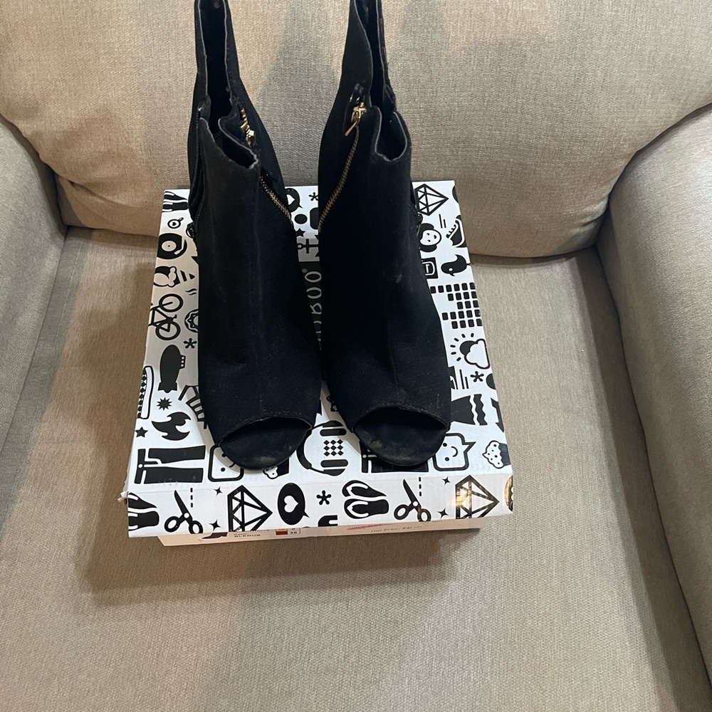 Opened toe Bambo black velvet boot size 9